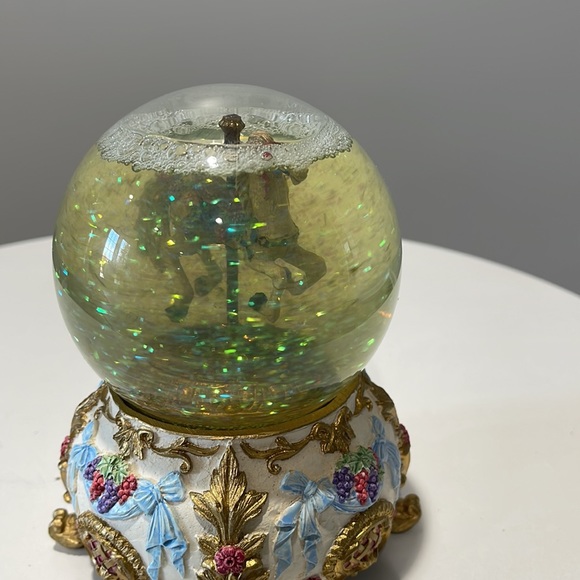 Vintage 1991 Cape Craftsmen Snow globe plays  Carousel Waltz collectible - Picture 12 of 14